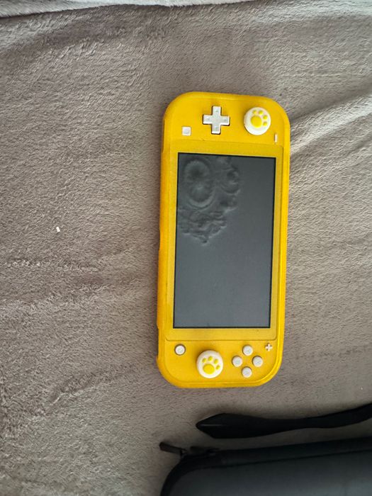Nintendo Switch Lite Amarela (Como Nova + Caixa e Extras)