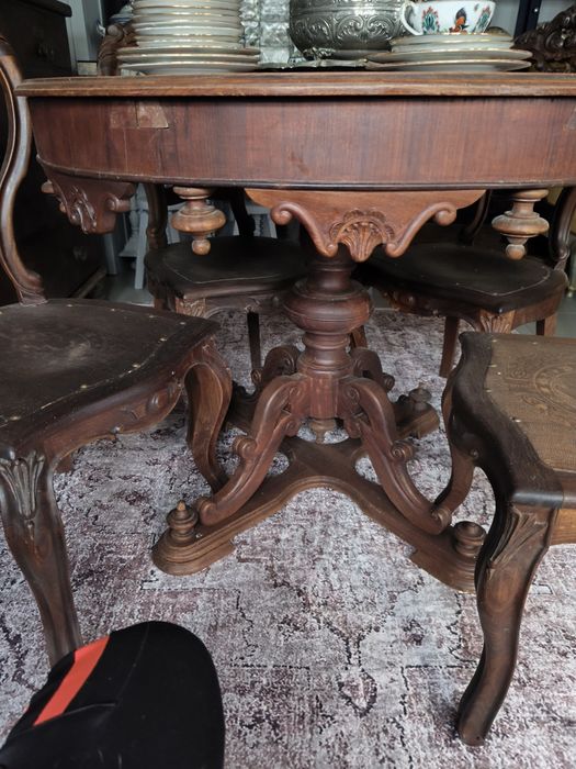 Conjunto de mesa de jantar redonda e quatro cadeiras