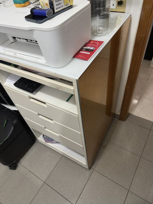 Balcão de atendimento revestido a vidro