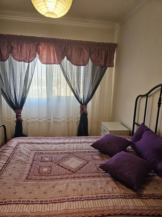 Alugo suite com muita luz natural e casa de banho grande.