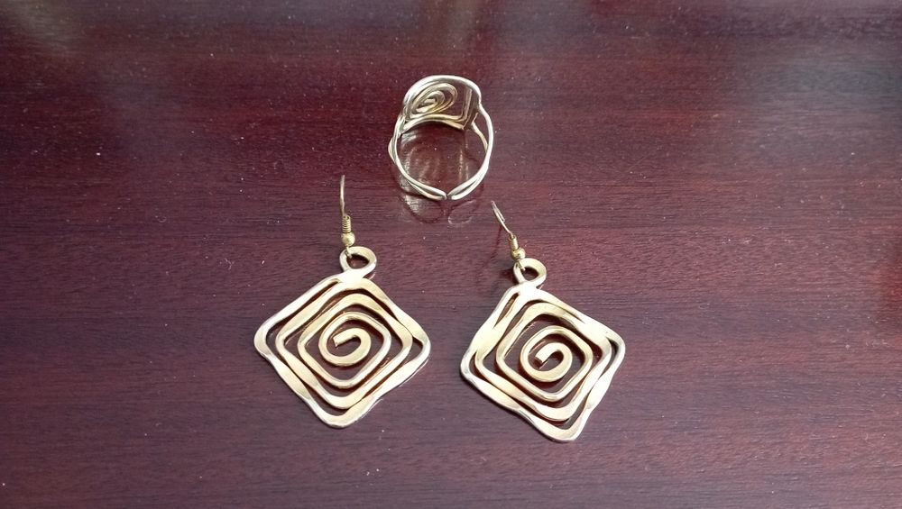Conjunto de brincos e anel