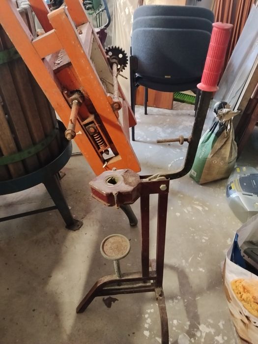 Vindima - Máquina manual de colocar rolhas (arrolhador de chão) para garrafas de vinho.