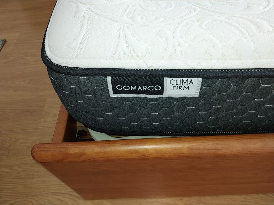 Cama com colchão e estrado