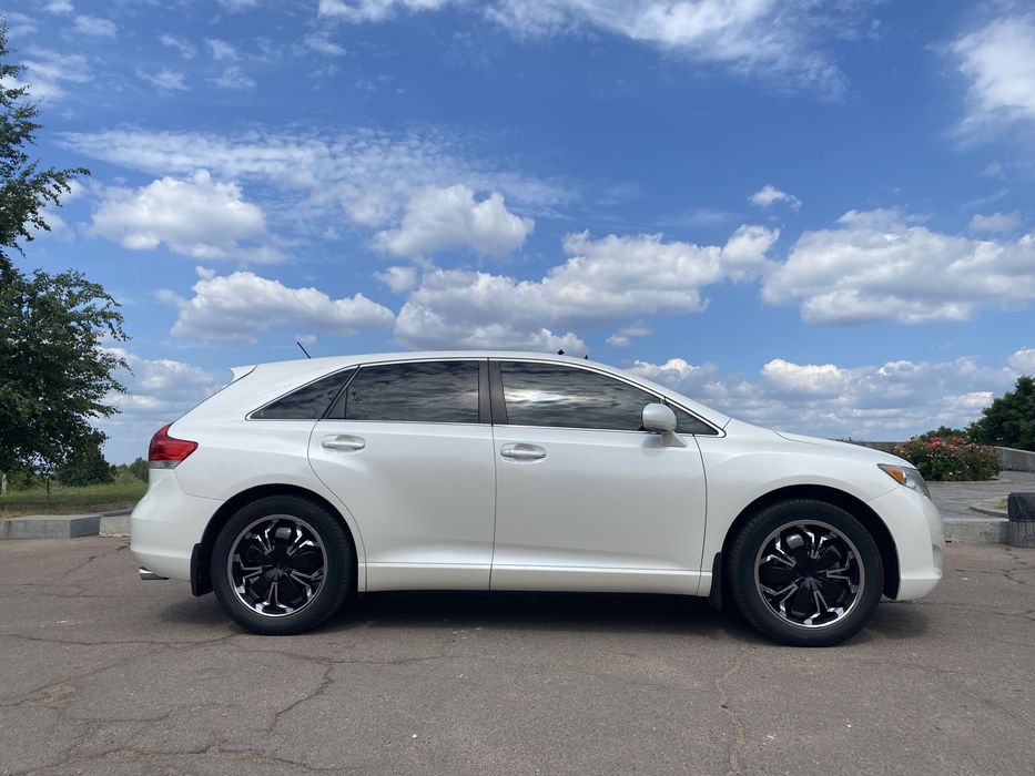 Продам Toyota Venza 3.5, 2011 рік 

Колір — білий перламутр.
Авто в ідеальному стані, без підкрасів і вм’ятин. Усе рідне та оригінальне — жодної «косметики», тільки чесний стан.

Основні дані:
• Рік випуску: 2011
• Один власник з 2013 року
• Двигун: 3.5 бензин / газ (ГБО BRC)
• Коробка передач: АКПП
• Пробіг: 101500 миль

Комплектація:
• Шкіряний салон, бежевий
• Люк + панорамний дах
• Світлодіодні фари з лінзами
• Android-магнітола Torssen
• Камери кругового огляду 360°
• Відеореєстратор
• Замок АКПП

Колеса:
• 2 комплекти шин на легкосплавних дисках
• Зимові + літні (літні — 2025 року)

Обслуговування (все оригінальне Toyota):є всі накладні з 2013 по 2025 роки
• 2023 — передні підшипники, гальмівні диски та колодки
• 2024 — сайлентблоки передніх і задніх важелів, свічки запалення
• 2025 — генератор: щітки, ремінь, натягувач, ролики, антифриз, акумулятор, шини літні,заміна масло фільтри

Автомобіль повністю обслужений і не потребує жодних вкладень. 

Ціна: 15 70