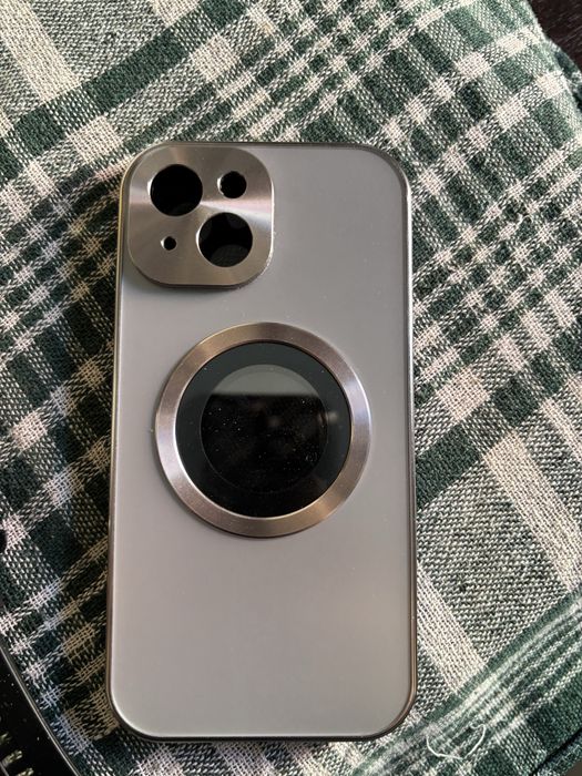 Złote etui na telefon Iphon15
