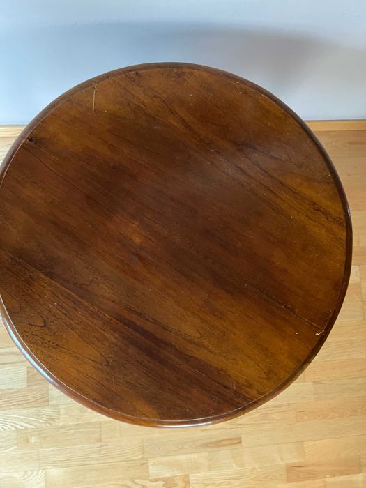 Stylowy stolik kawowy z litego drewna – klasyczna forma