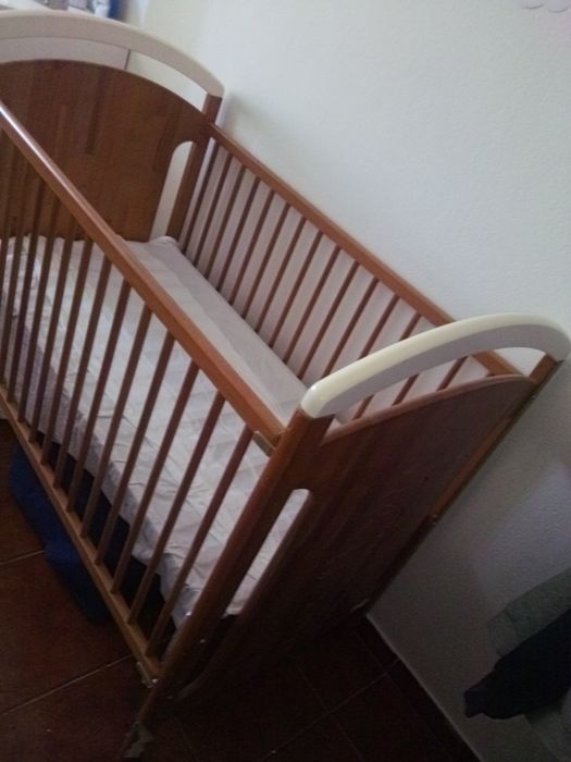 Cama para bebê usada