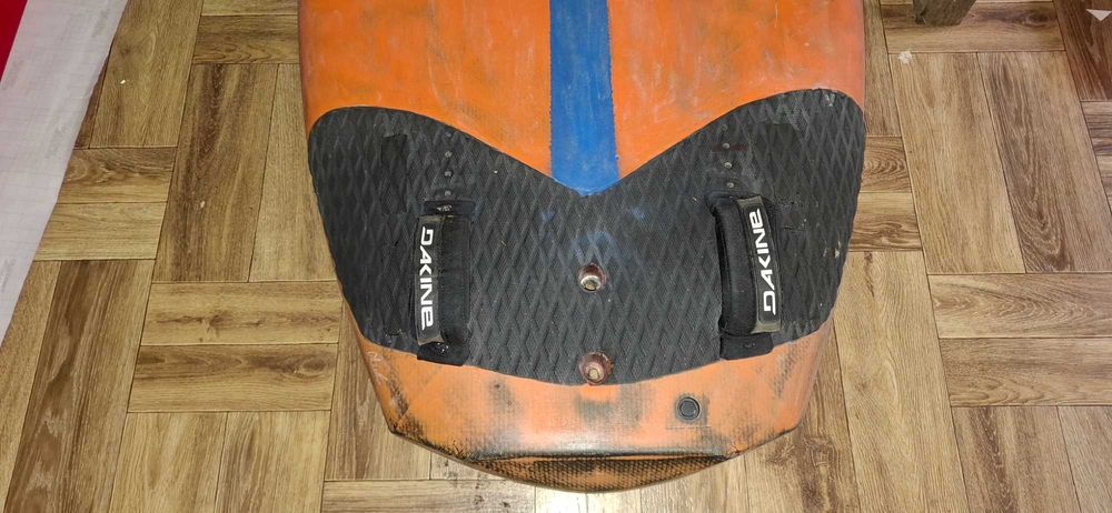 Deska windsurfingowa stylizowana na isonic 2021