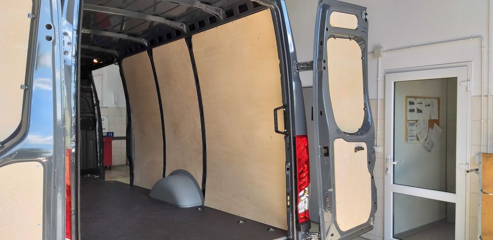 Zabudowa busa, podłoga antypoślizgowa, boki Iveco Daily L4H3 L5H3