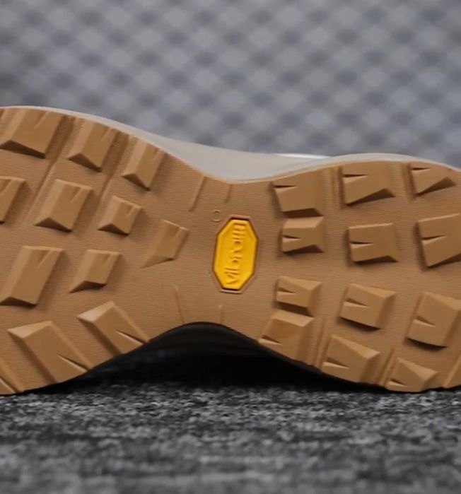 Кросівки туристичні