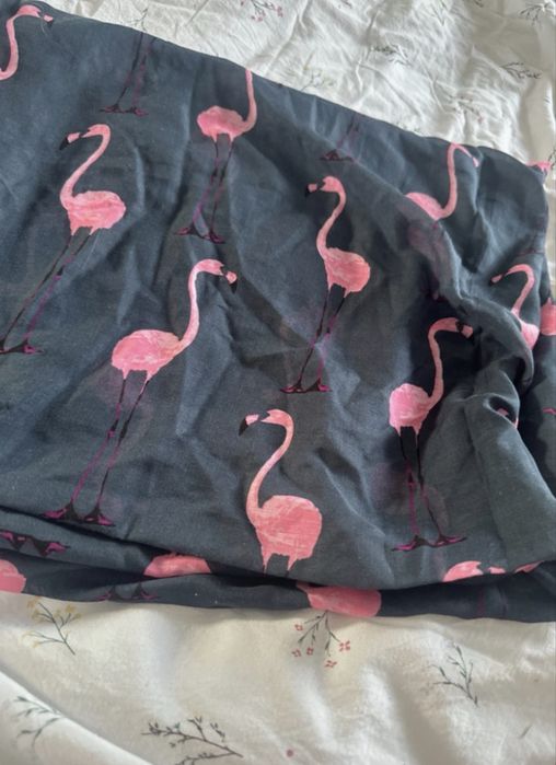 Piekna apaszka we flamingi
