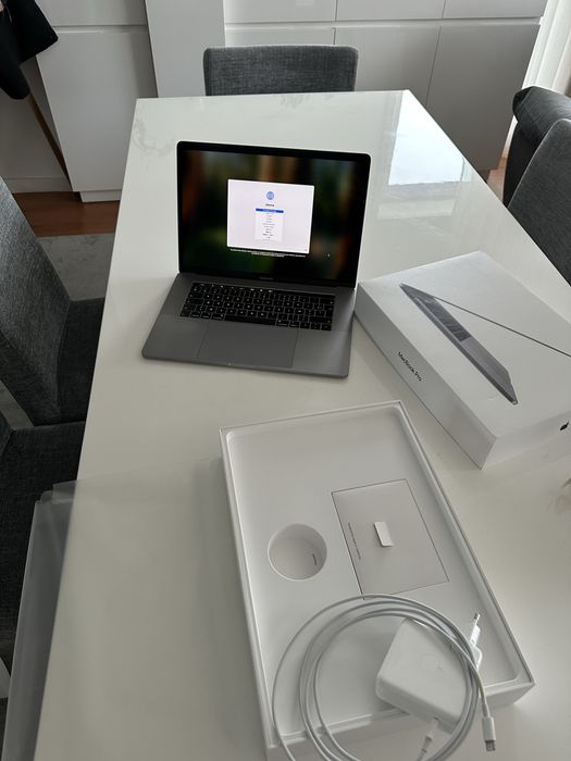 MacBook Pro 15'' i9, 16 GB RAM, 1 TB SSD – AZERTY64738820780162121