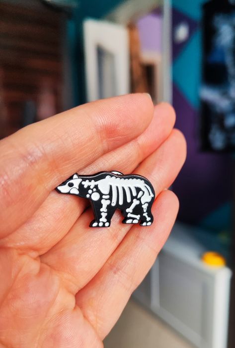 Niedźwiedź Miś Szkielet - metalowy pin przypinka broszka
