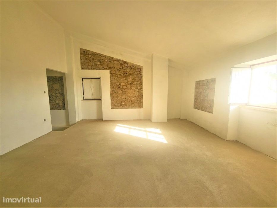 Moradia T4, com garagem e quintal, perto de Nisa