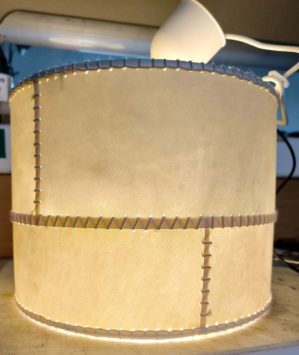 Candeeiro com abajur em pele pergaminho