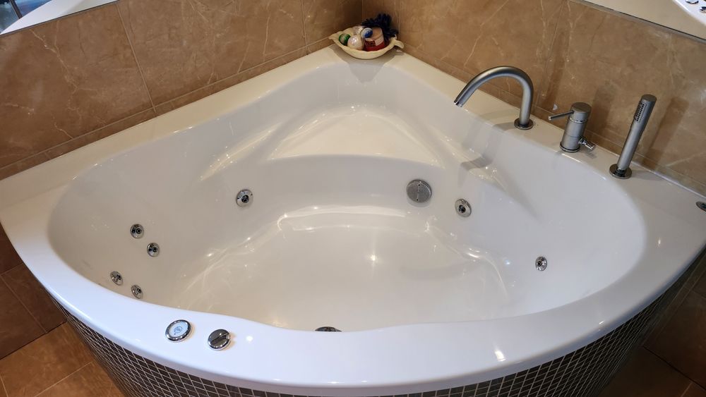 Wanna z hydromasażem do zabudowy,biała137/137cm