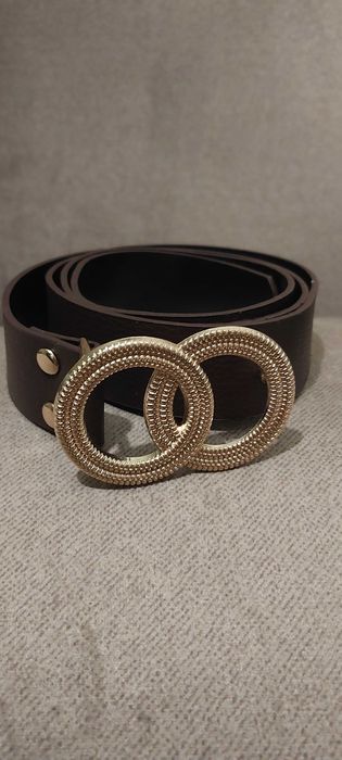 Pasek ze złotą klamrą