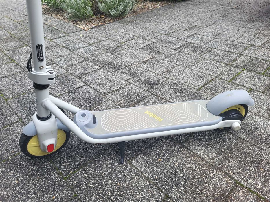 Hulajnoga Ninebot eKickScooter Zing C8