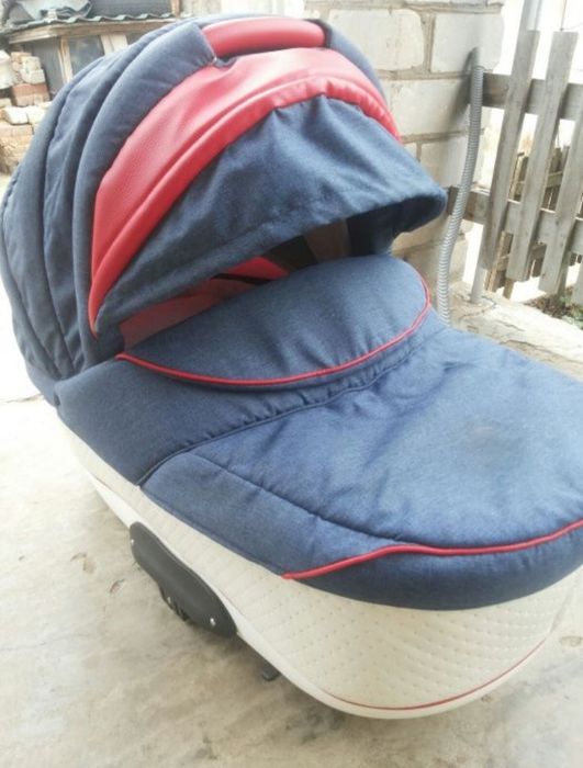 Універсальна коляска Mikrus Cruiser 2 в 1

 
Просторная пластиковая л