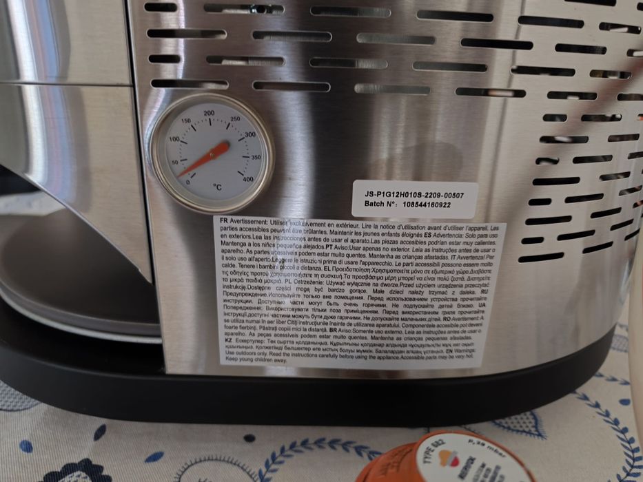 Forno de pizzas com utensílio extra