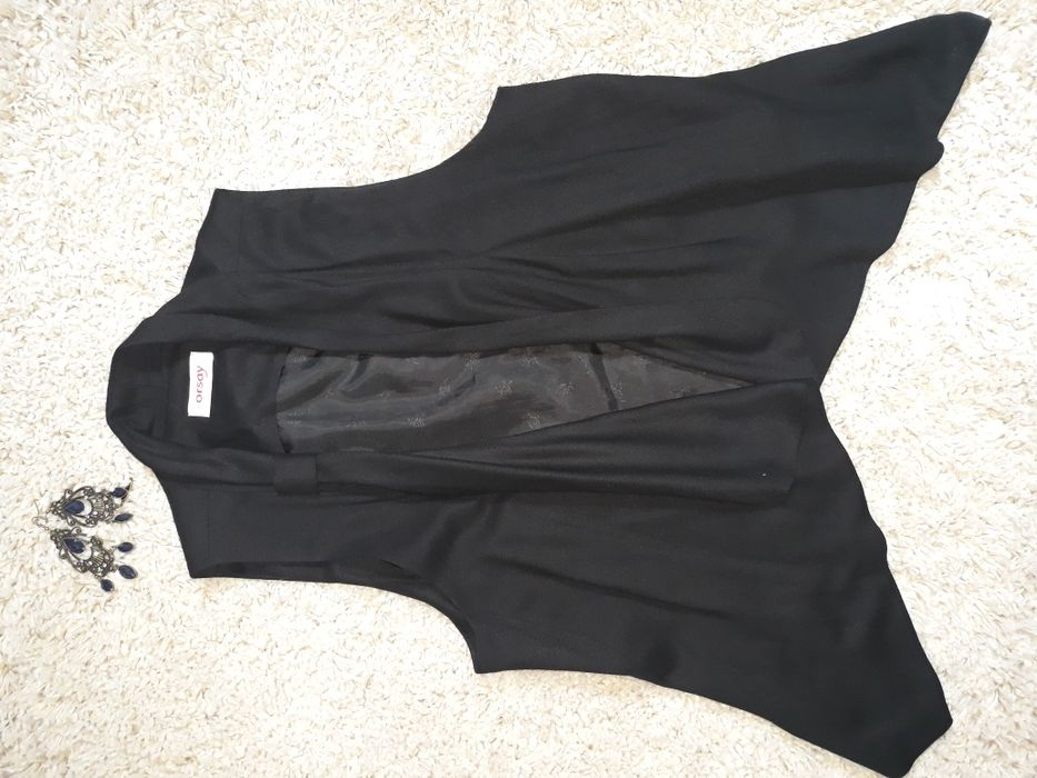 Czarna kamizelka z dłuższym przodem