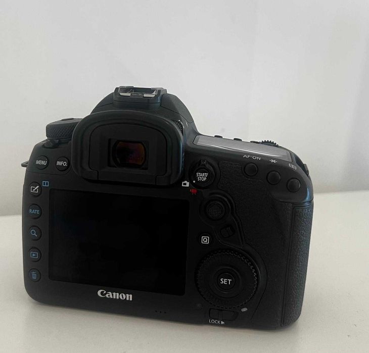 Maquina canon 5D Mark IV