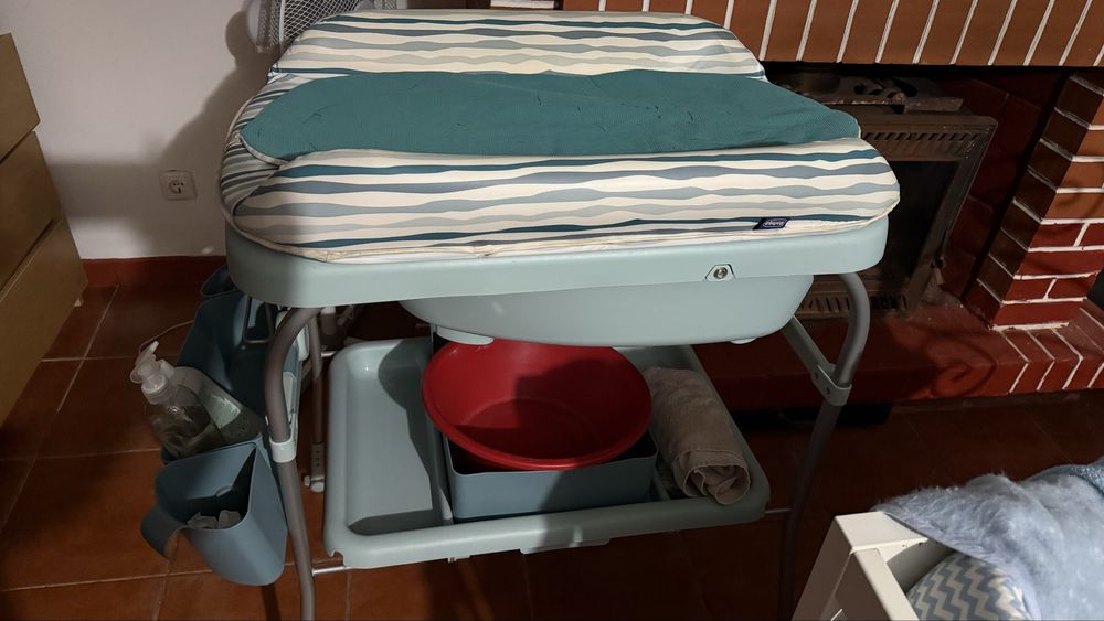 Banheira e Comoda  de bebe chicco