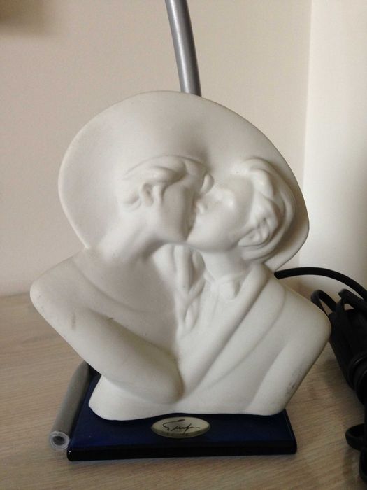 Candeeiro com busto de porcelana