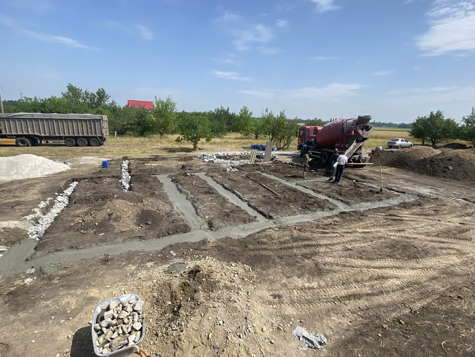 Монолітні роботи, бетон, фундамент, бут, опорні стіни колони армопояс.