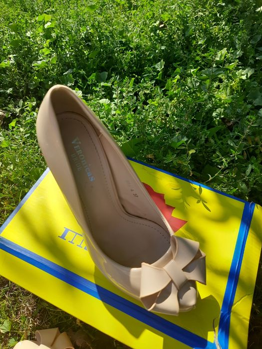 Туфлі лаковані весільні випускні бежеві 37 розмір