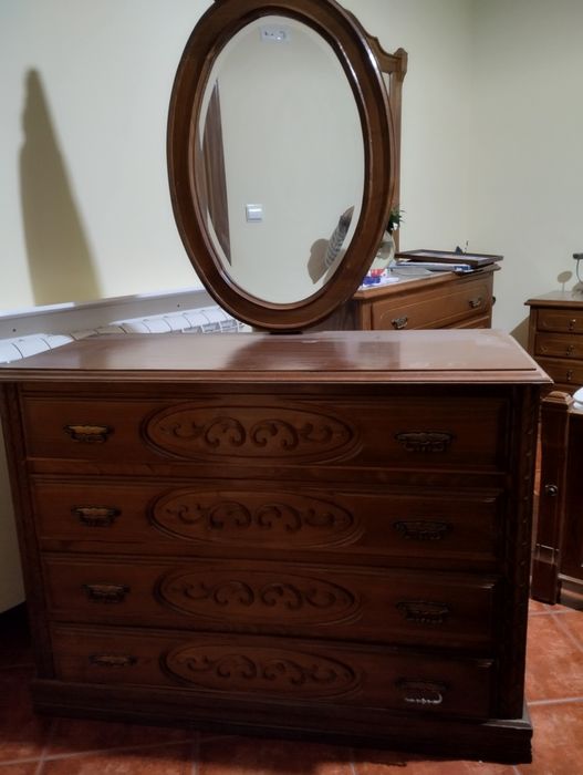 Vendo este quarto , cama, duas mesa de cabeceira, comuda com espelh