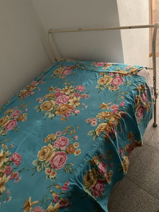 Cama de ferro muito antiga