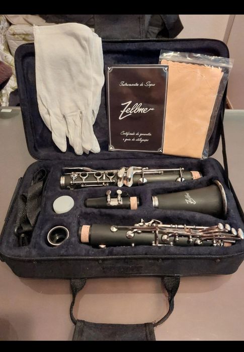 Clarineta  nova e livro
