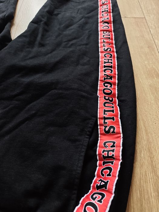Joggersy Intimissimi Uomo x Chicago Bulls | Czarne z lampasami