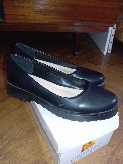 Чорне жіноче взуття