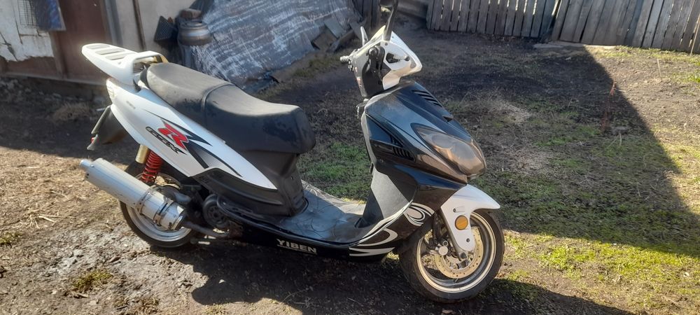 Продам скутер YIBEN