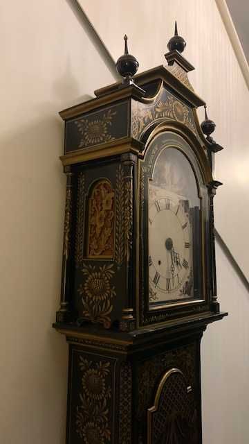 Relógio antigo de pé alto com Pêndulo