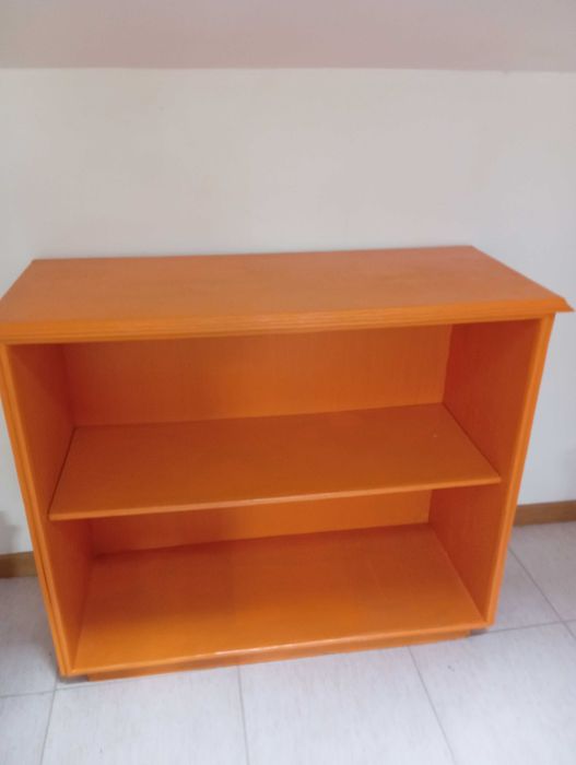 Móvel em madeira para decoração e arrumação
