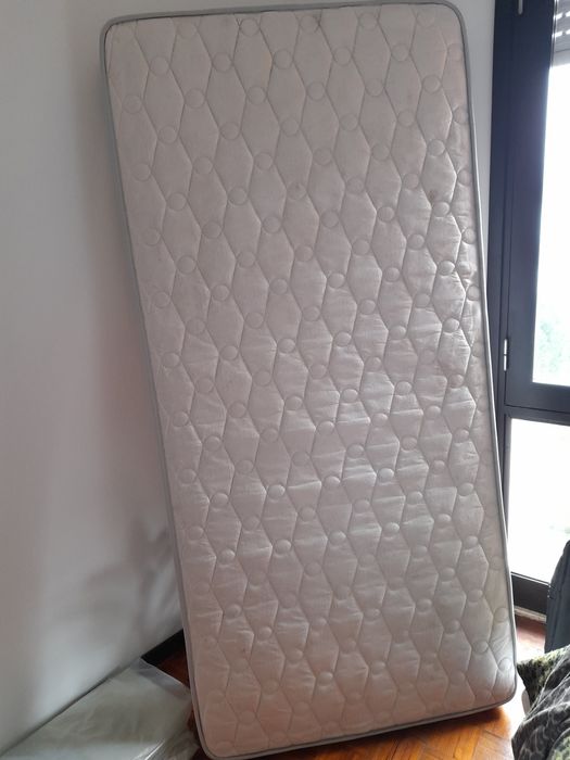 Estrado com pés  e colchão 90x190