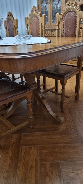 Vendo mobília de sala antiga, completa, com móvel, mesa e 8 cadeiras