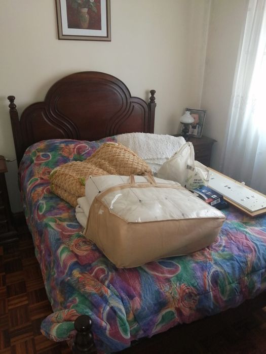 Cama de casal em mogno com roupeiro e mesinhas de cabeceira