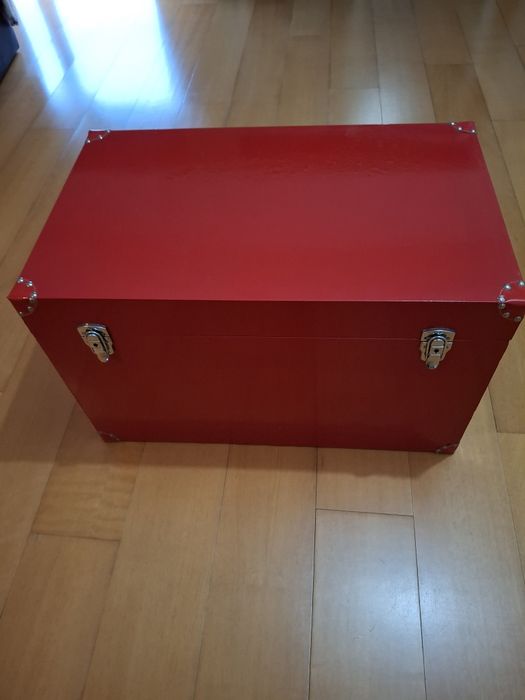 Arca/Baú de cor vermelha