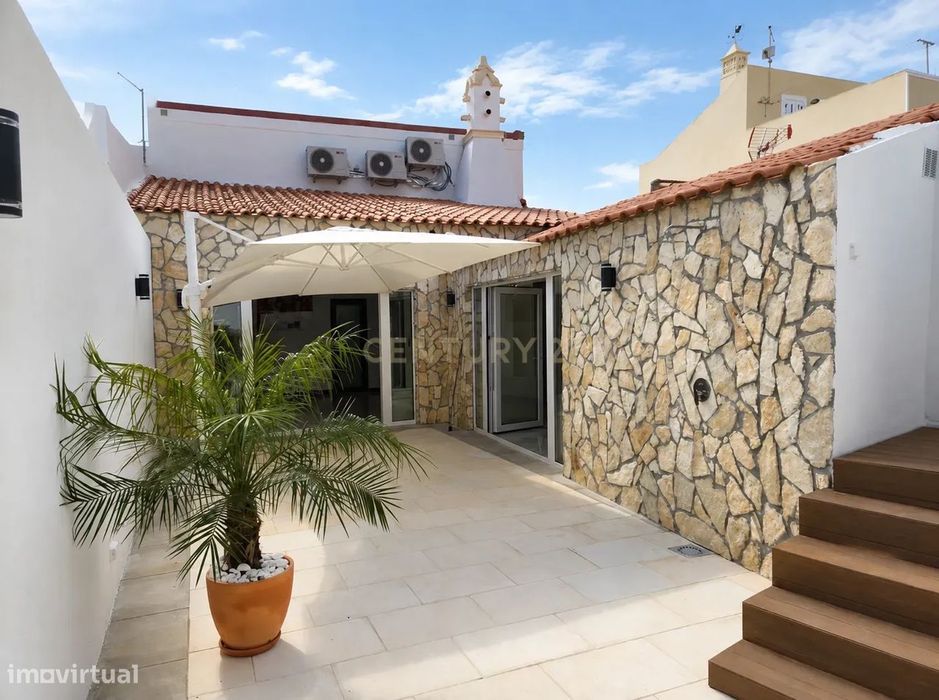 Moradia de Luxo Renovada com Piscina, Vista Mar e estúdio para Rentabi
