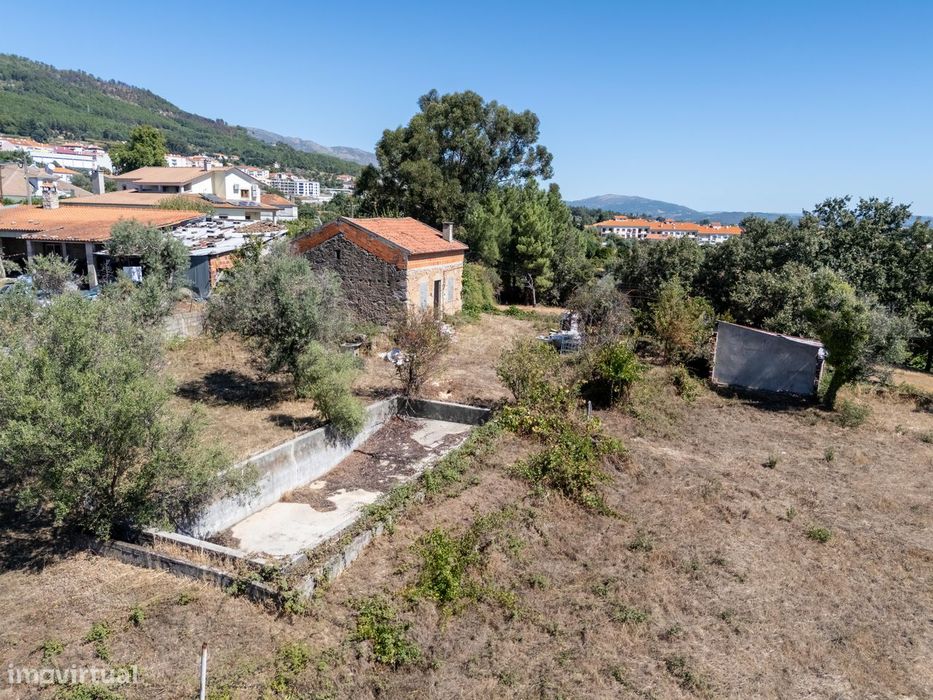 Moradia em pedra isolada com piscina e jardim