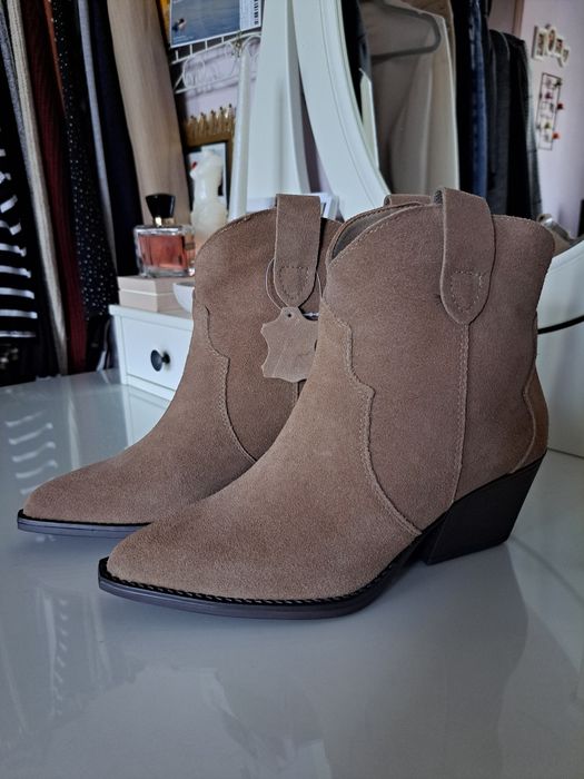 Zamszowe botki kowbojki