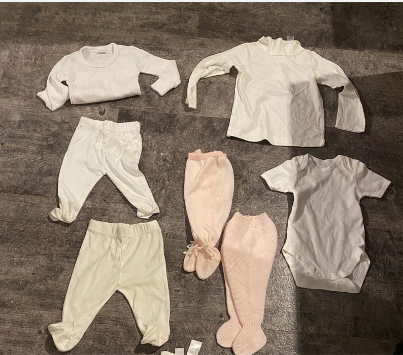 calcas e camisolas /bodies de bebe, capa chuva , vestidos , babetes com etiqueta