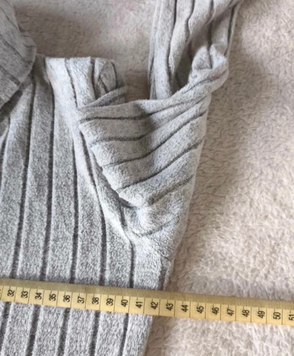 Szara prążkowana sukienka maxi z golfem