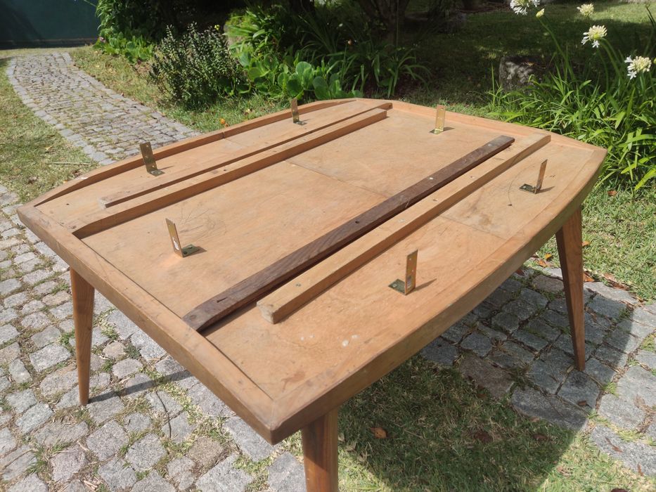 Mesa em madeira com tampo preto (fixo)