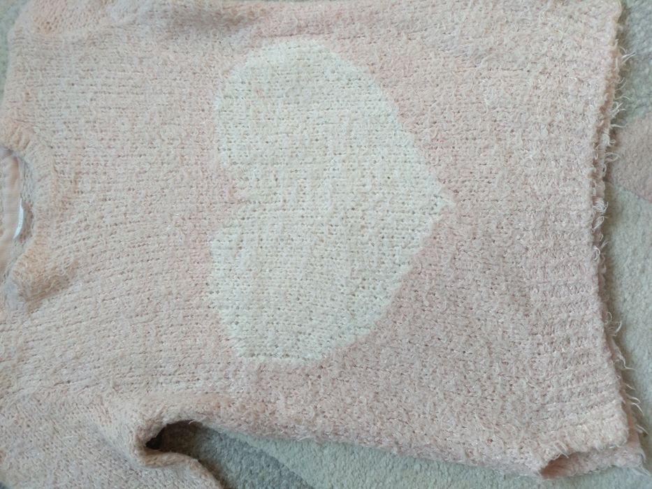 Jasno różowy włochaty miękki sweter z serduszkiem r. 122-128