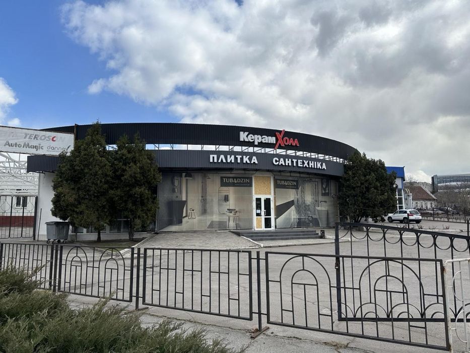 Флагманський автосалон на Набережній: Оренда будівлі 329 м²